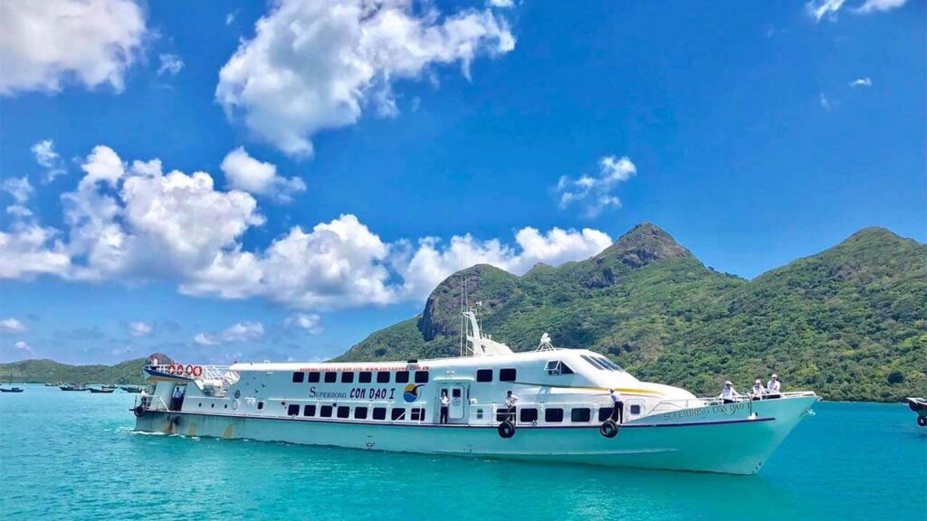 Tàu là phương tiện phổ biến được nhiều người lựa chọn khi đến đây